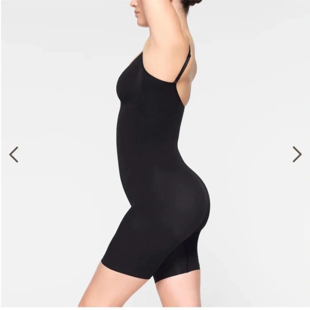 SKIMS Shapewear bodysuit seamless sculpt mid thigh bodysuit NWOT in black - Picture 3 of 4